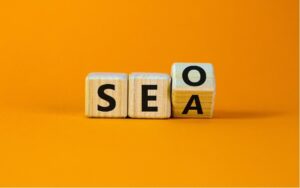 Les mots SEA et SEO sont composés avec des cubes de bois, sur chaque face, on trouve une lettre : S, E, A et O