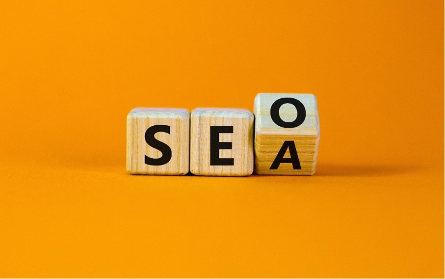 Les mots SEA et SEO sont composés avec des cubes de bois, sur chaque face, on trouve une lettre : S, E, A et O